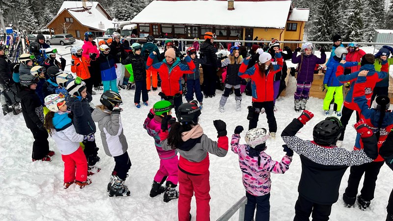 Děti se se školou učí lyžovat