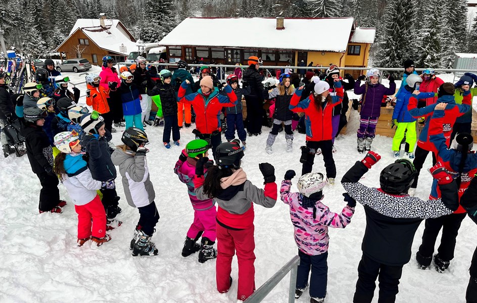 Děti se se školou učí lyžovat - zvětšit obrázek
