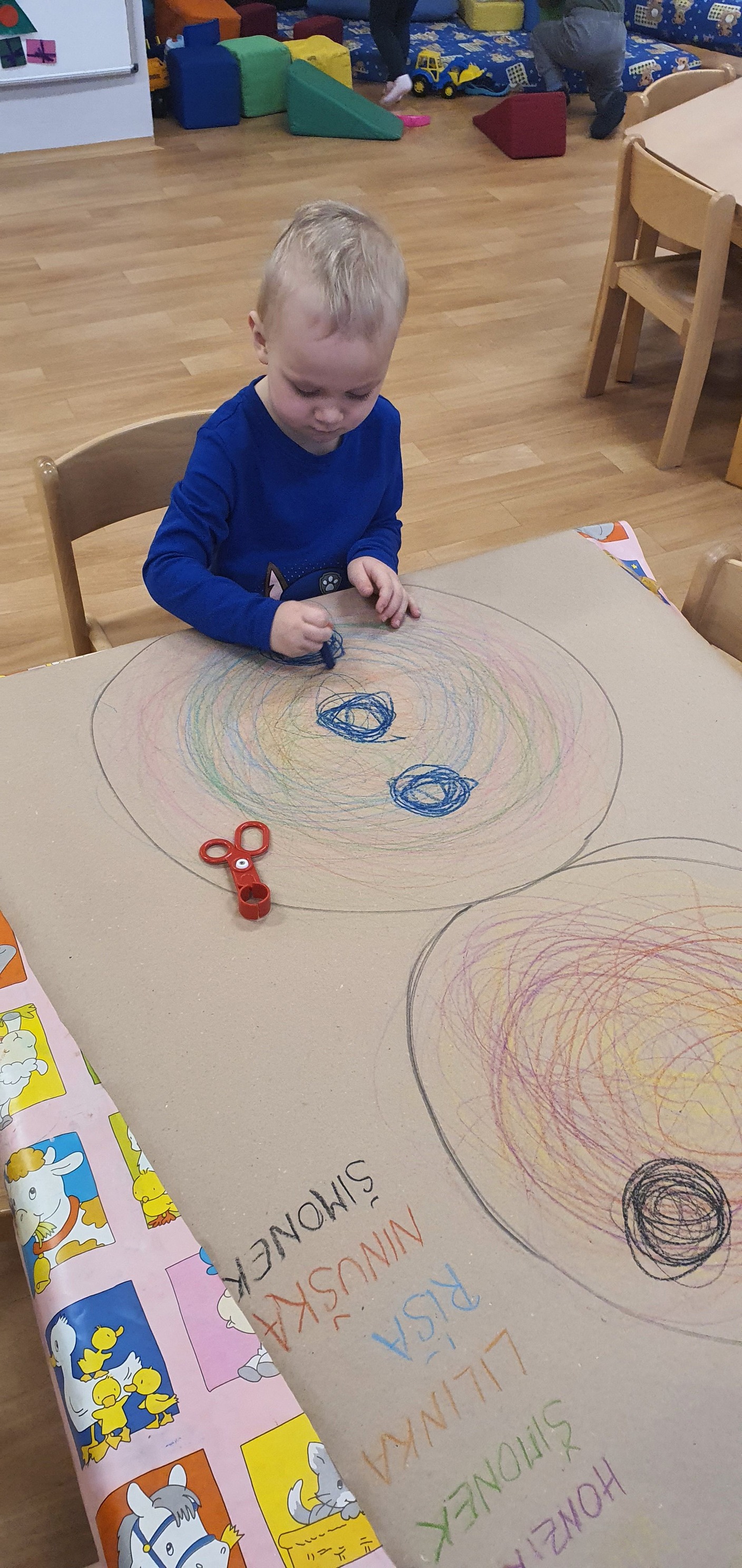 tvoříme společně sněhuláka z papíru