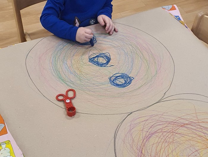 tvoříme společně sněhuláka z papíru