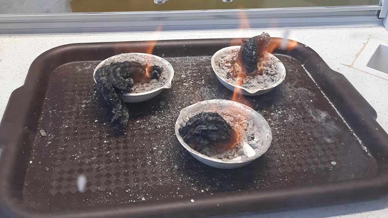 Deváťáci kouzlili pokusy Harryho Pottera pro naše prvňáčky