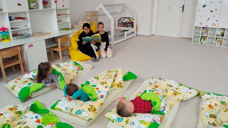4. B čte dětem z MŠ Polárka