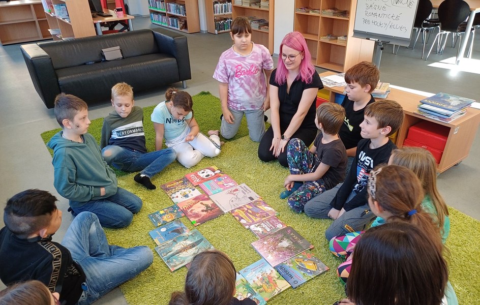 Návštěva žáků 3. B v knihovně - zvětšit obrázek