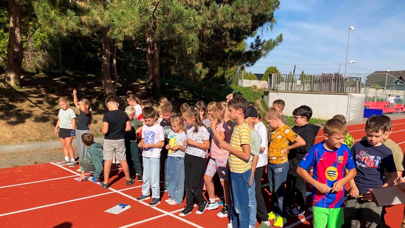 Matematika venku aneb když 3. B a 3. C společně trénují násobilku