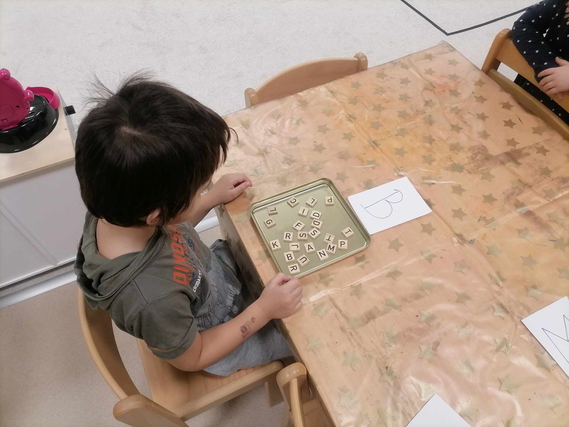 hledáme stejné písmenko