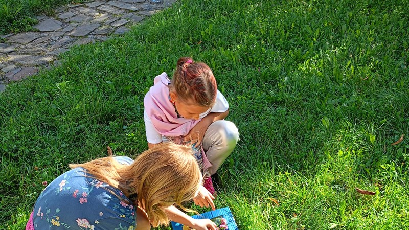 Zlomky z přírodnin a odpadového materiálu a dílna čtení ve stínu stromů
