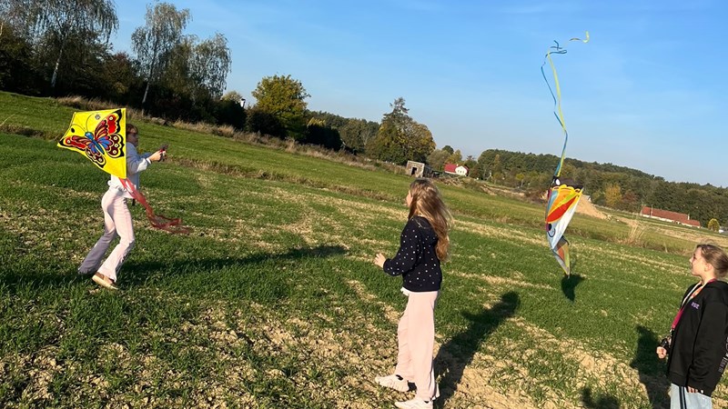 Podzimní nebe plné barev: Třídní drakiáda ve 4. C