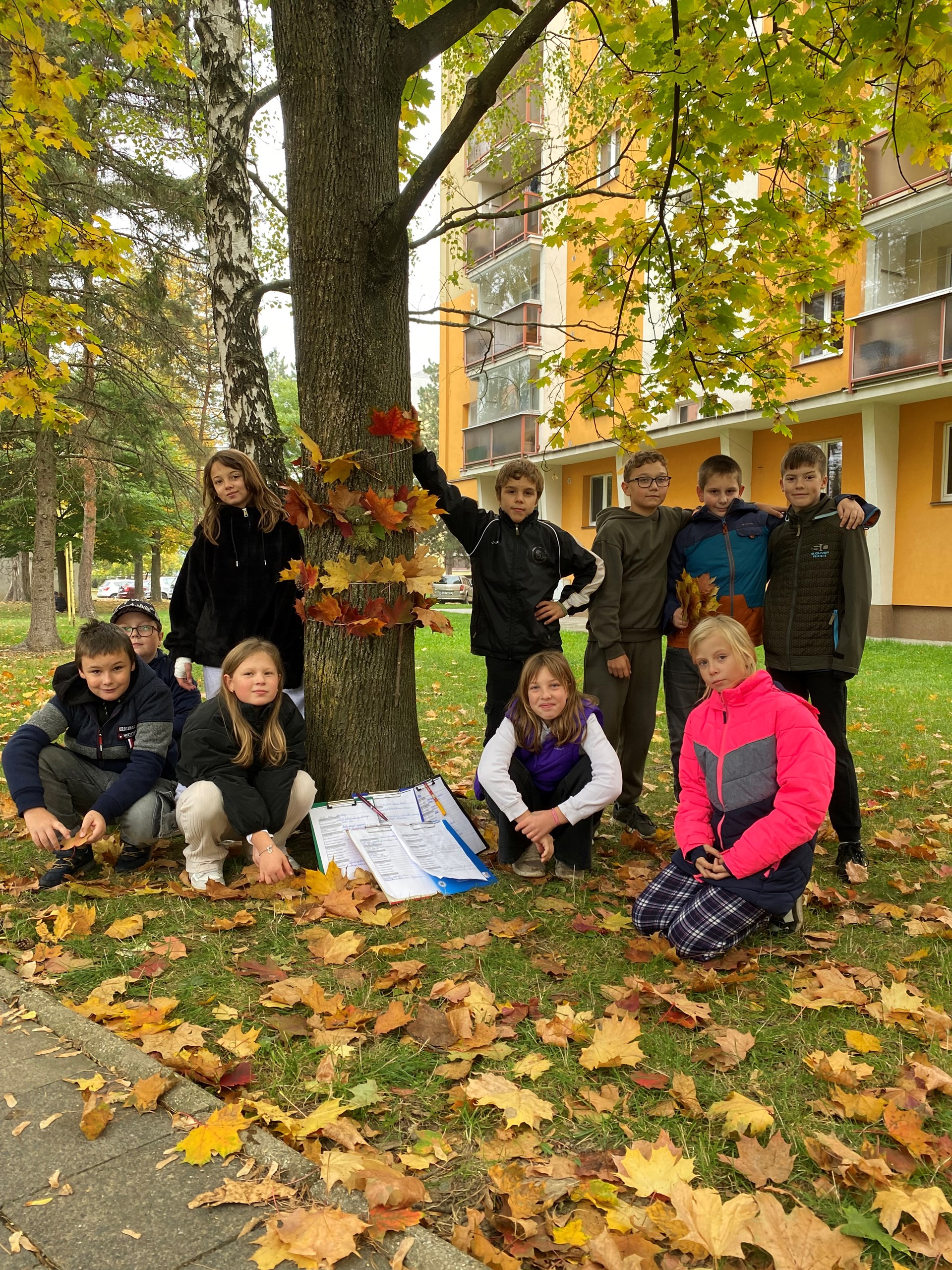 4. B si připomněla Den stromů