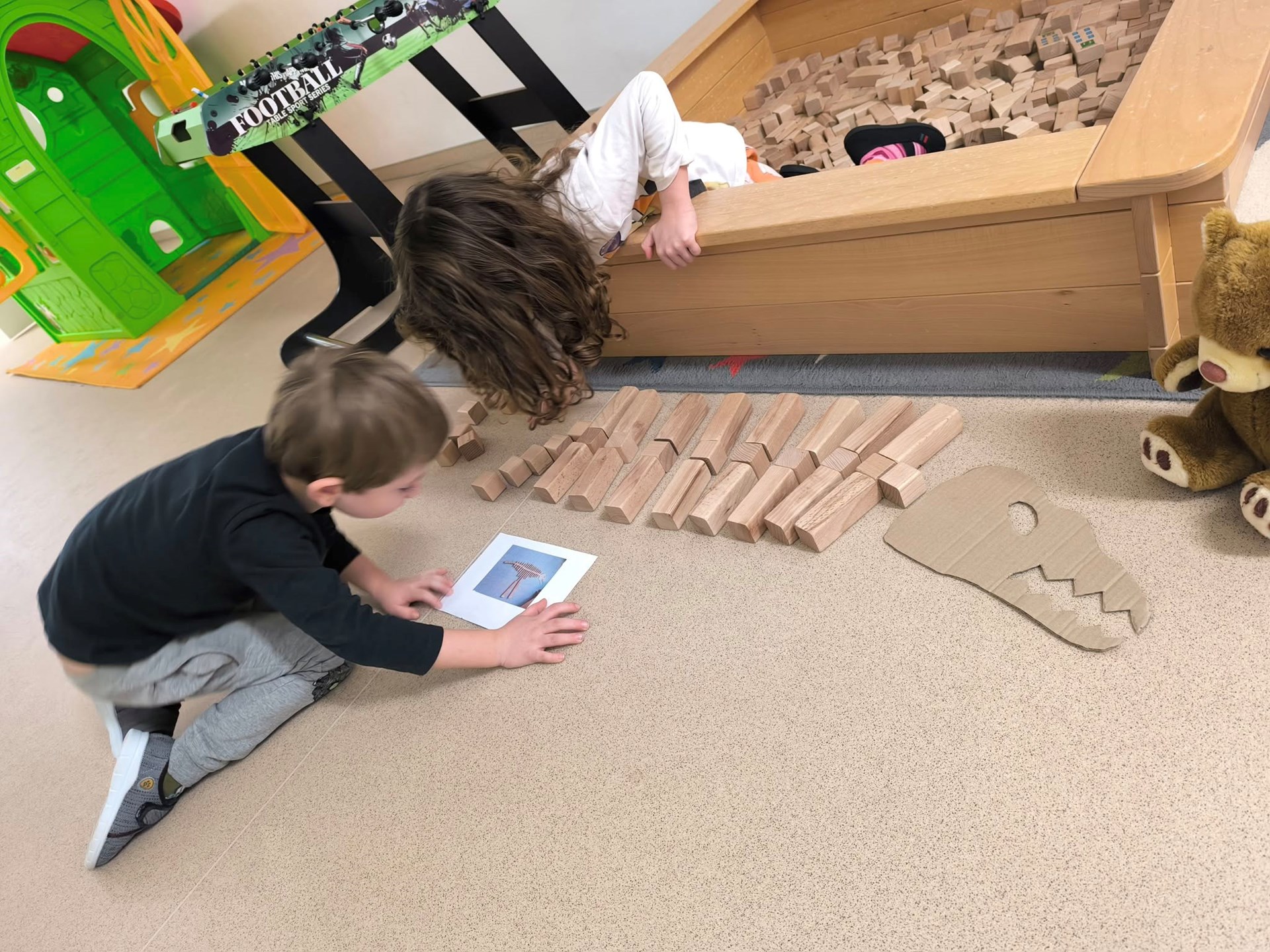 skládáme z kostek kostru dinosaura