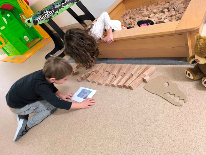 skládáme z kostek kostru dinosaura