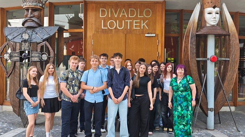 Deváťáci v Divadle loutek